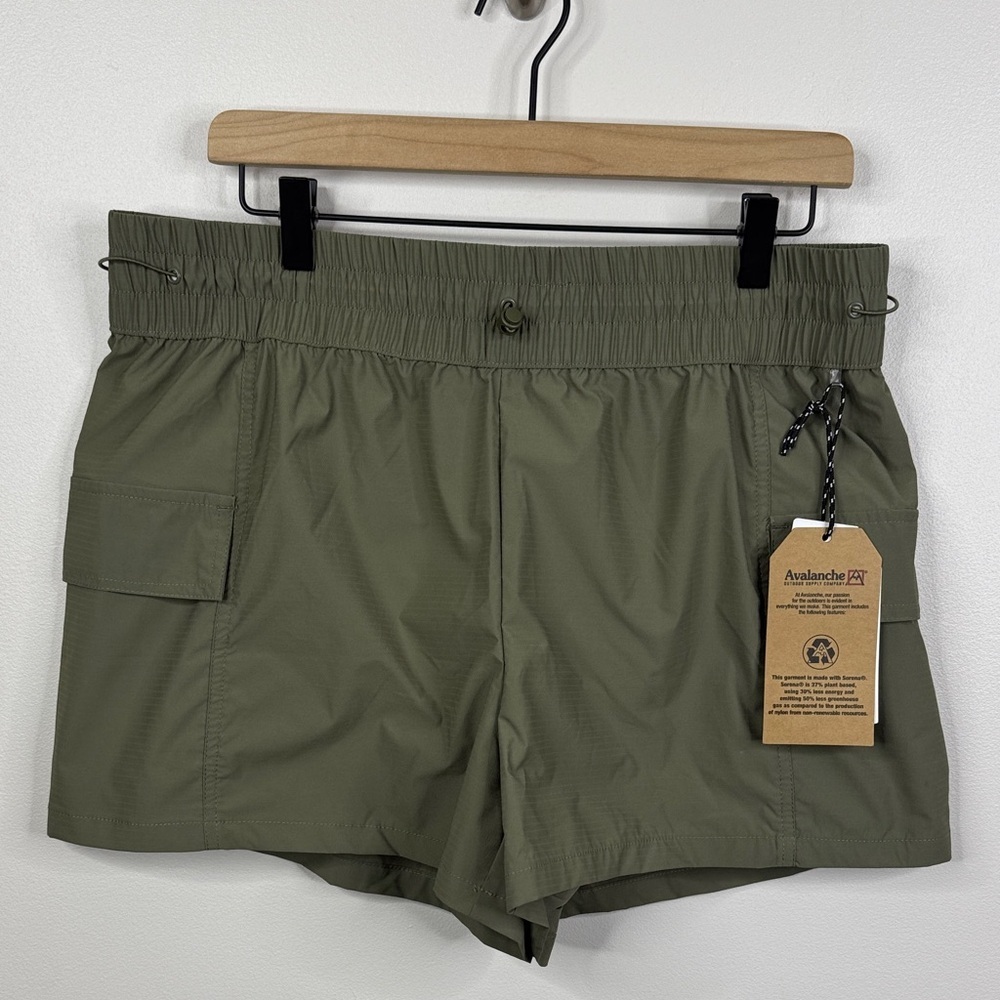 Avalanche Outdoor Supply Co Green Cargo Shorts Women's Size Large NWT Hiking